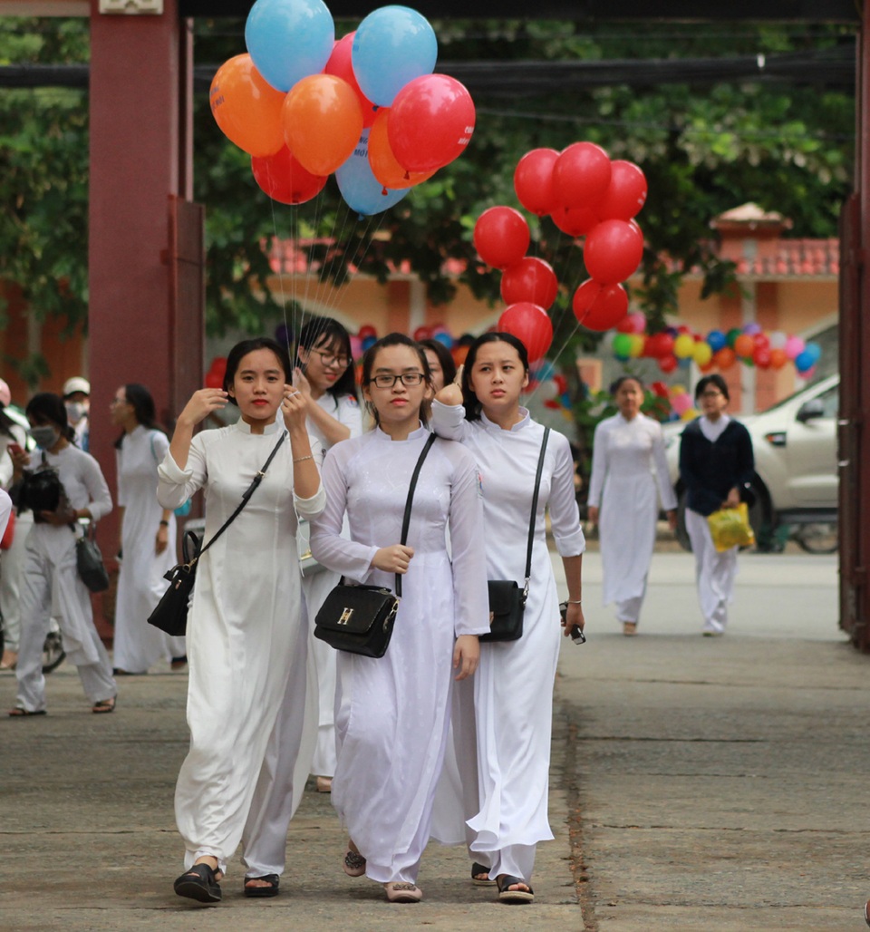 Nét tinh khôi nữ sinh xứ Nghệ ngày khai trường - 2 Nữ sinh Trường THPT Huỳnh Thúc Kháng xinh tươi trong tà áo dài trắng tinh khôi.