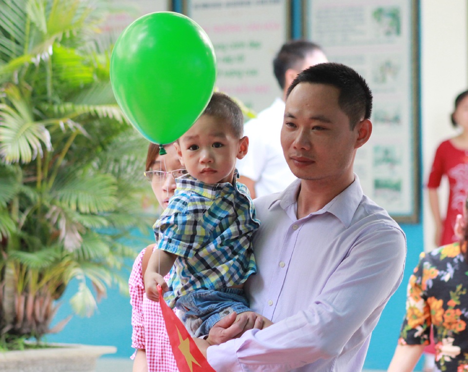 Ngày đầu tiên đi học của các bé mầm non - 6 Một bé trai ngơ ngác trong ngày đầu tiên tới trường.