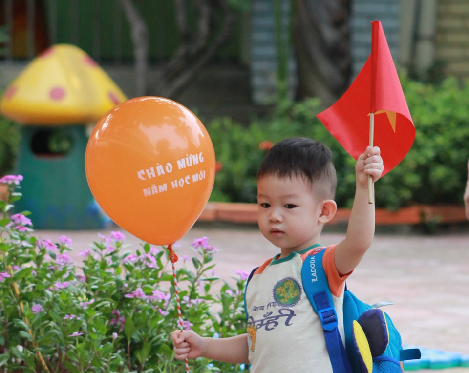 Ngày đầu tiên đi học của các bé mầm non - 3 Ngày đầu tiên đến trường của bé ngập trong cờ và bóng bay.