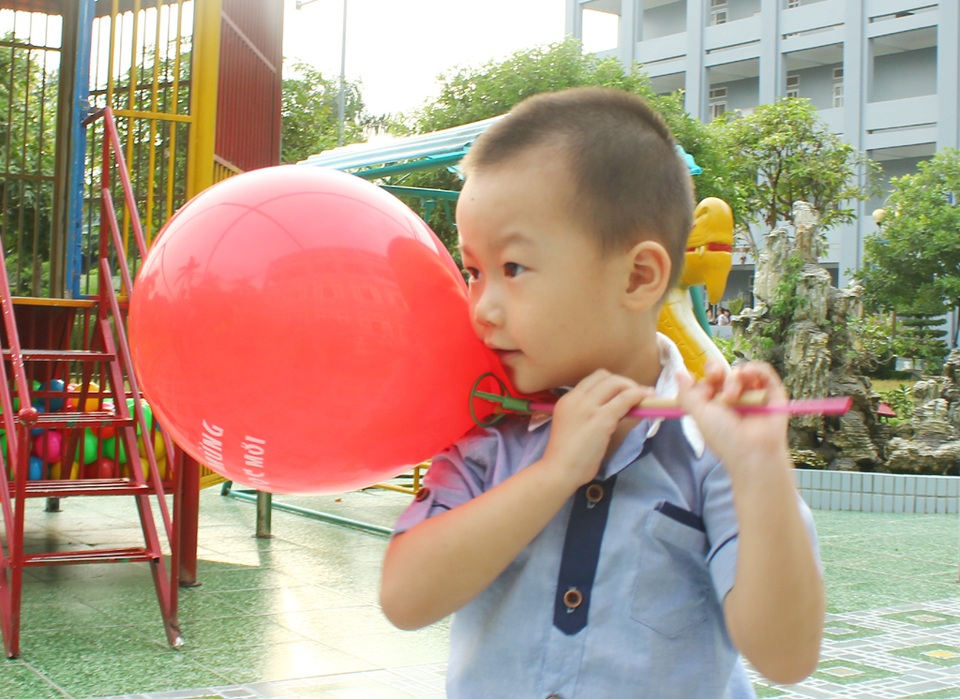 Ngày đầu tiên đi học của các bé mầm non - 4 Với niềm háo hức...