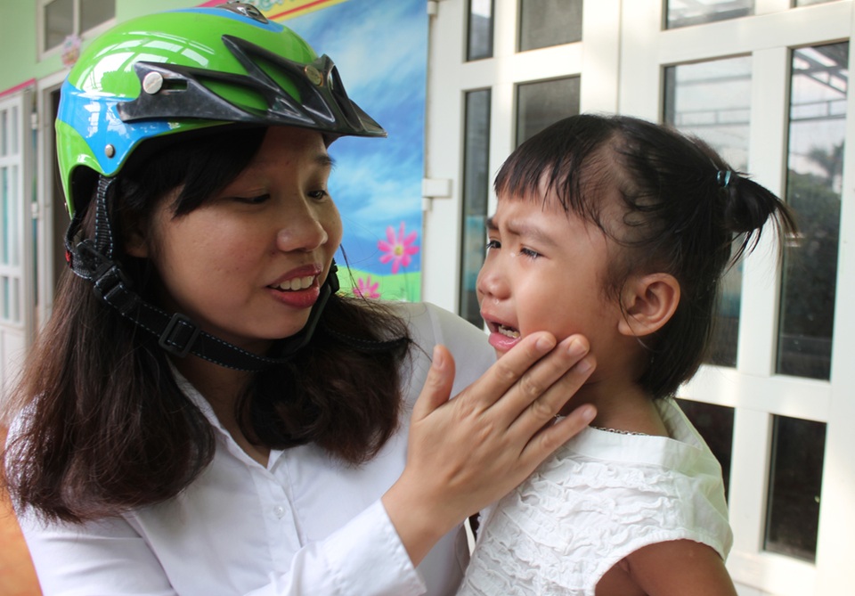 Ngày đầu tiên đi học của các bé mầm non - 9 Nhiều bé òa khóc nức nở.