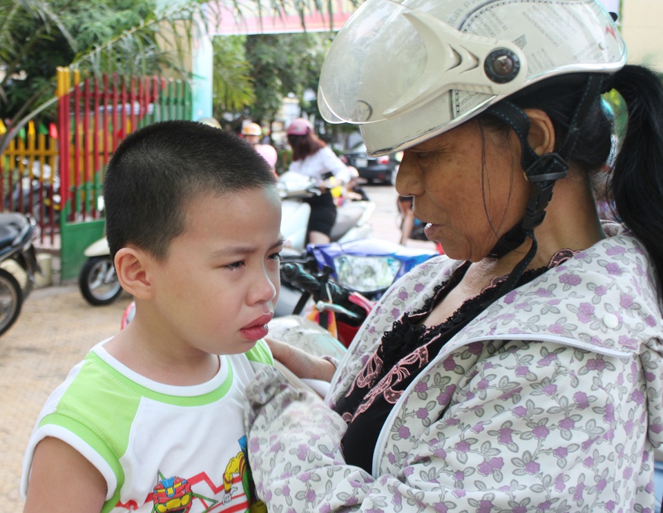Ngày đầu tiên đi học của các bé mầm non - 10 Nũng nịu không chịu vào lớp