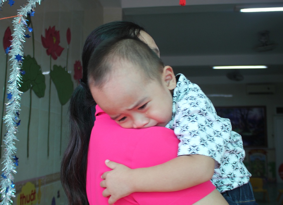 Ngày đầu tiên đi học của các bé mầm non - 14 Cậu bé lần đầu tiên tới trường thổn thức trên vai cô.