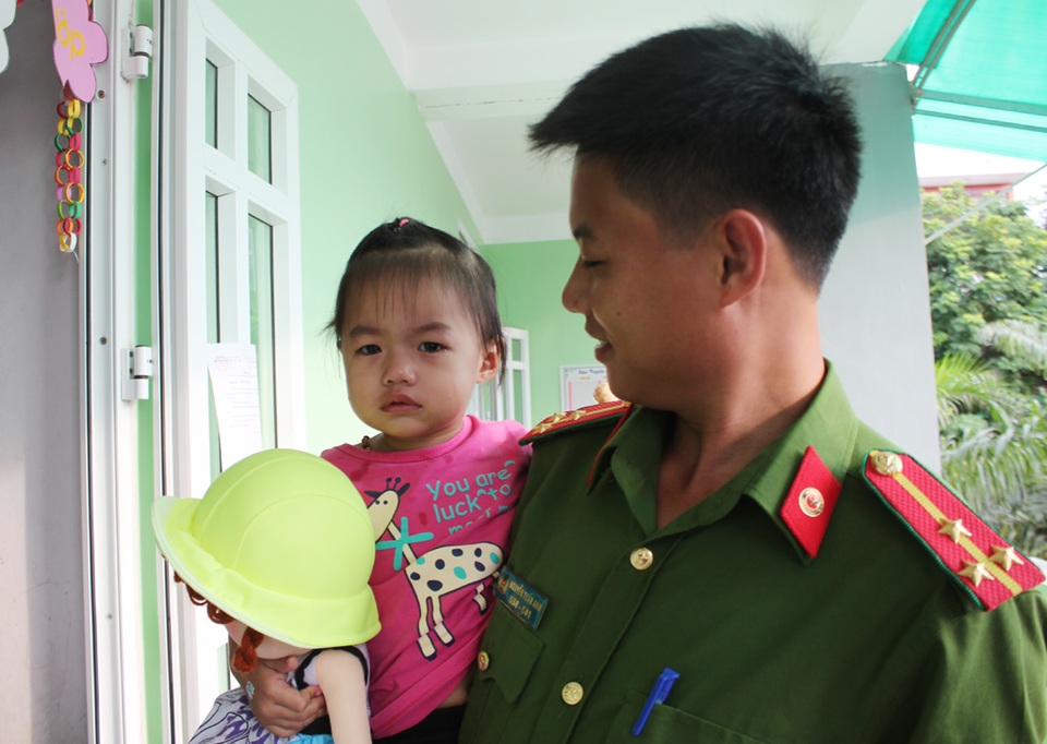 Ngày đầu tiên đi học của các bé mầm non - 7 Những giọt nước mắt đã rơi khi bước vào một môi trường mới mà không có bố mẹ, ông bà bên cạnh.