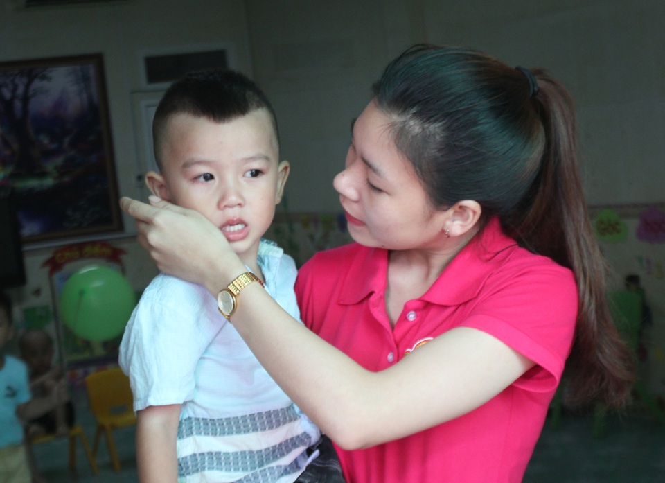 Ngày đầu tiên đi học của các bé mầm non - 13 Sự ân cần, dịu dàng của cô giúp bé vượt qua những bỡ ngỡ ban đầu.