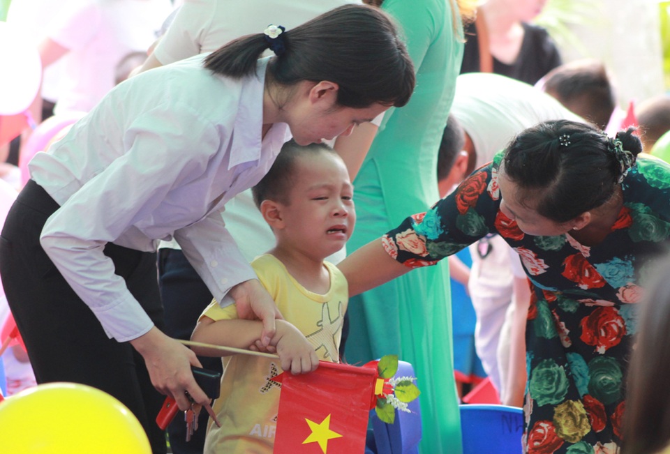 Ngày đầu tiên đi học của các bé mầm non - 12 Cô và mẹ cùng vỗ về để bé nhanh quen với môi trường học tập mới.