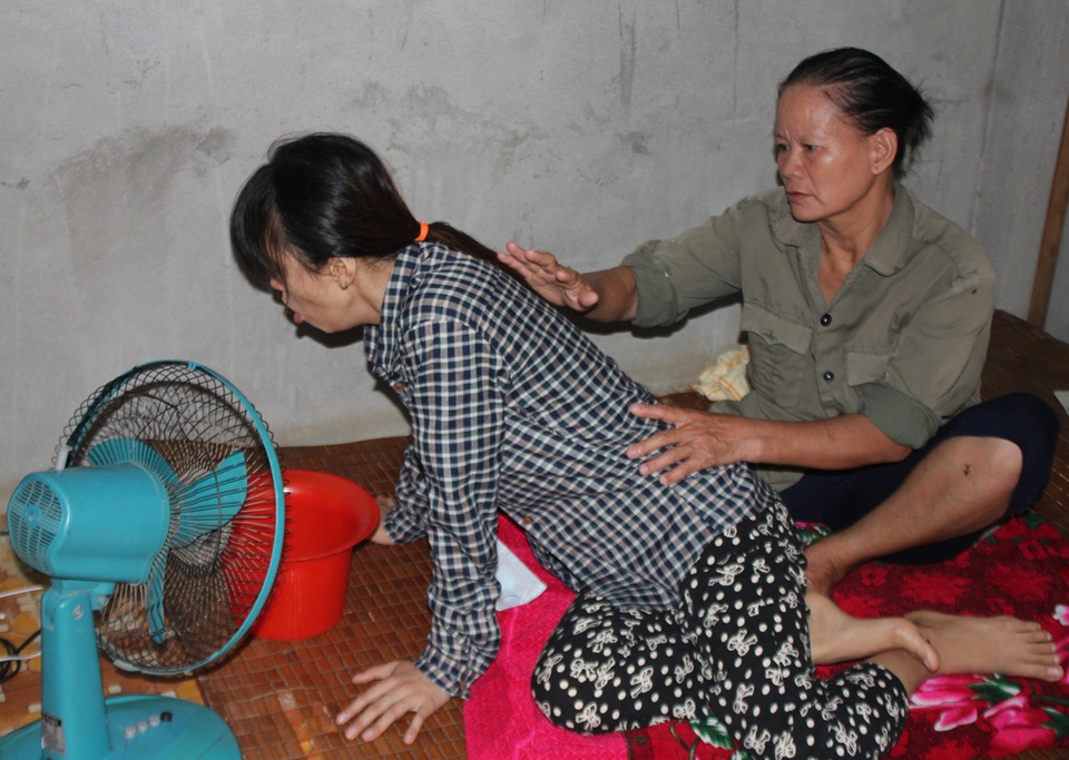 Ngặt nghèo sự sống của thôn nữ sau 4 lần mổ tim lại mắc bệnh ung thư - 2 Tác dụng phụ của việc điều trị bằng hóa chất khô khiến Thương phải trải qua những cơn nôn, ho co rút người.