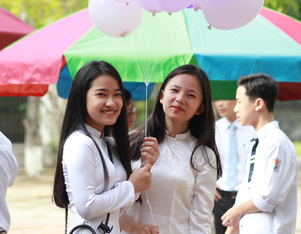 Nét tinh khôi nữ sinh xứ Nghệ ngày khai trường - 8 Ở ngôi trường có bề dày lịch sử gần 100 năm - Trường THPT Huỳnh Thúc Kháng, các nữ sinh cũng không kém phần xinh đẹp và duyên dáng trong tà áo dài tinh khôi.