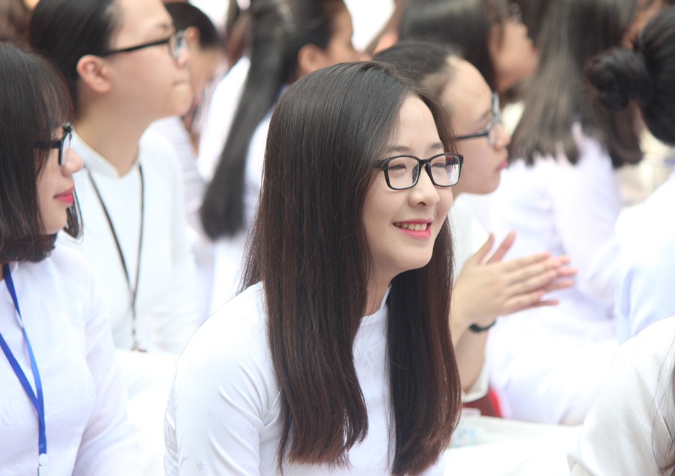 Nét tinh khôi nữ sinh xứ Nghệ ngày khai trường - 6 Không chỉ xinh đẹp, nữ sinh Trường THPT chuyên Phan Bội Châu luôn có bảng thành tích học tập đáng nể.