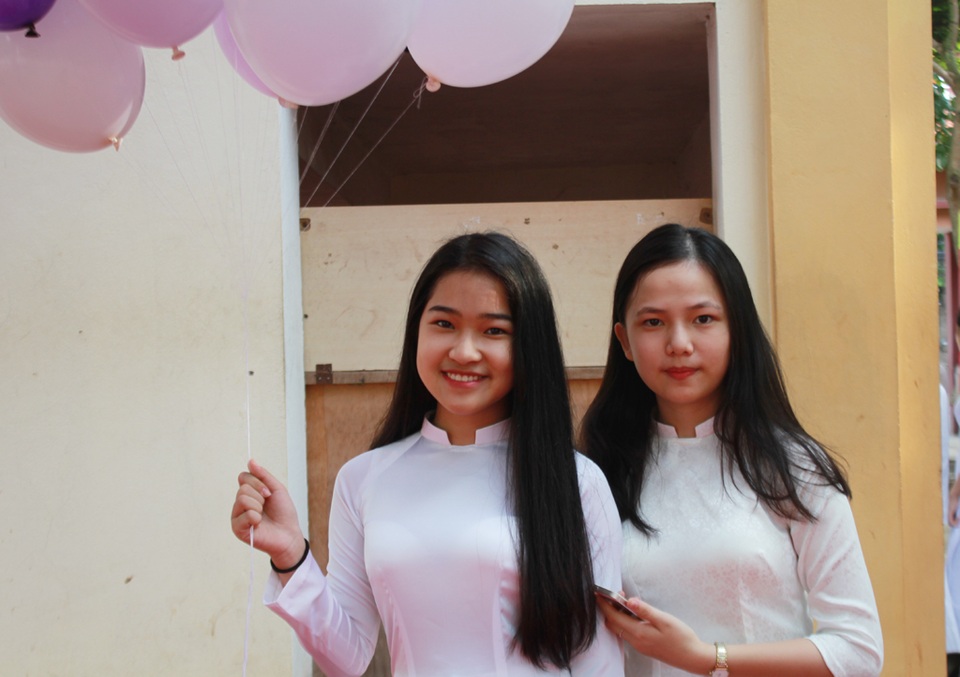 Nét tinh khôi nữ sinh xứ Nghệ ngày khai trường - 9 Nét dịu dàng của nữ sinh Trường THPT Huỳnh Thúc Kháng.