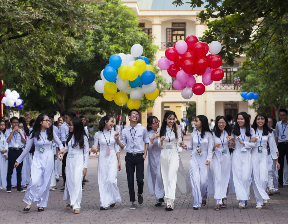 Nét tinh khôi nữ sinh xứ Nghệ ngày khai trường - 1 Học sinh Trường THPT chuyên Phan Bội Châu (Nghệ An) trong lễ khai giảng năm học mới, 2016-2017.