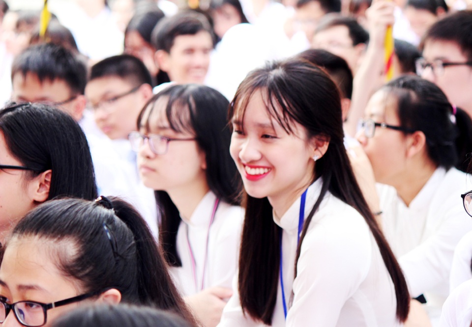Nét tinh khôi nữ sinh xứ Nghệ ngày khai trường - 5 ... và không kém phần rạng rỡ trong ngày đầu tiên của năm học mới.