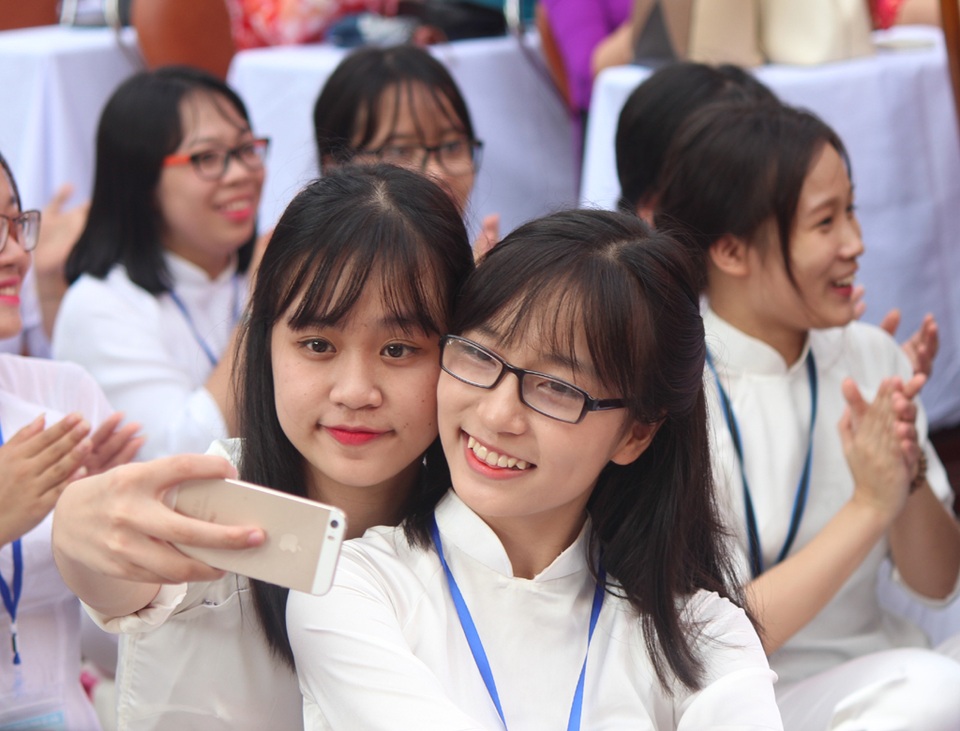 Nét tinh khôi nữ sinh xứ Nghệ ngày khai trường - 10 Lưu lại khoảnh khắc của ngày khai trường.