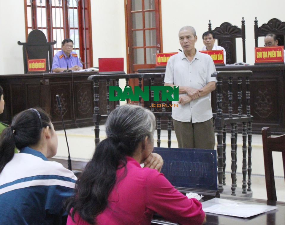 Gần 70 tuổi, phạm tội hiếp dâm trẻ em vẫn thấy tự hào vì… sinh được con trai - 2 Uông Nhật Được quay xuống, xin lỗi phía bị hại và mong được tha thứ.