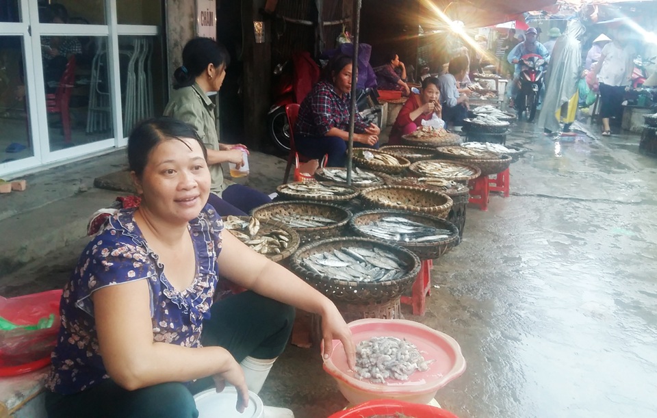 Không sử dụng một số loại hải sản: "Thôi cứ nhịn cho lành" - 1 Nhiều gian hàng bán cá biển không có khách mua.