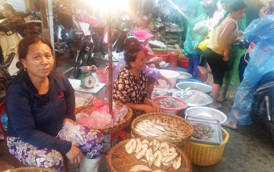 Không sử dụng một số loại hải sản: "Thôi cứ nhịn cho lành" - 3 Chị Thu buồn thiu khi hải sản ế ẩm, người dân chọn cá ao, cá sông thay vì cá biển như trước đây.