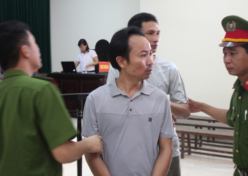 Giải quyết ẩu đả, công an xã bị bắn vào ngực - 2 Bị cáo Nguyễn Văn Hương.