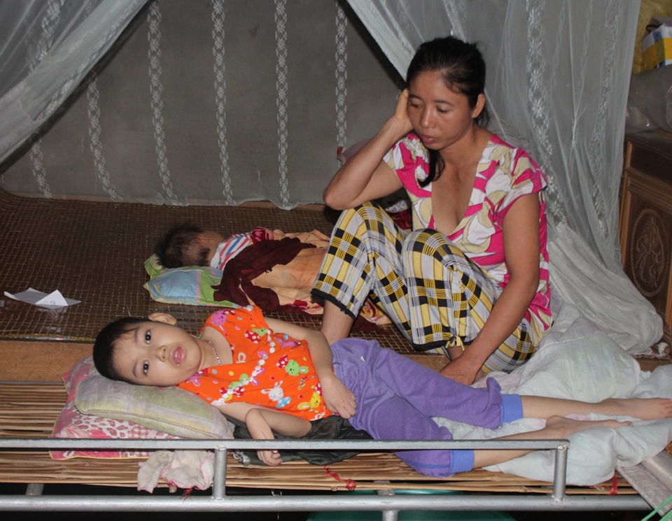 Thương người đàn ông nghèo mỏi mòn chờ được ghép hộp sọ - 2 Anh Kiều là trụ cột gia đình, nay phải nằm viện điều trị dài ngày, trong khi đó, chị Mai vướng bận con nhỏ gần 1 tuổi và đứa con gái bị bại não bẩm sinh nên không thể vào viện chăm sóc chồng.