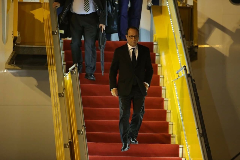 Ngay khi xuống sân bay, Tổng thống Pháp cùng đoàn đã đến thẳng Tổng Lãnh sự Pháp tại TPHCM để dùng buổi tối với phái đoàn văn hoá Pháp