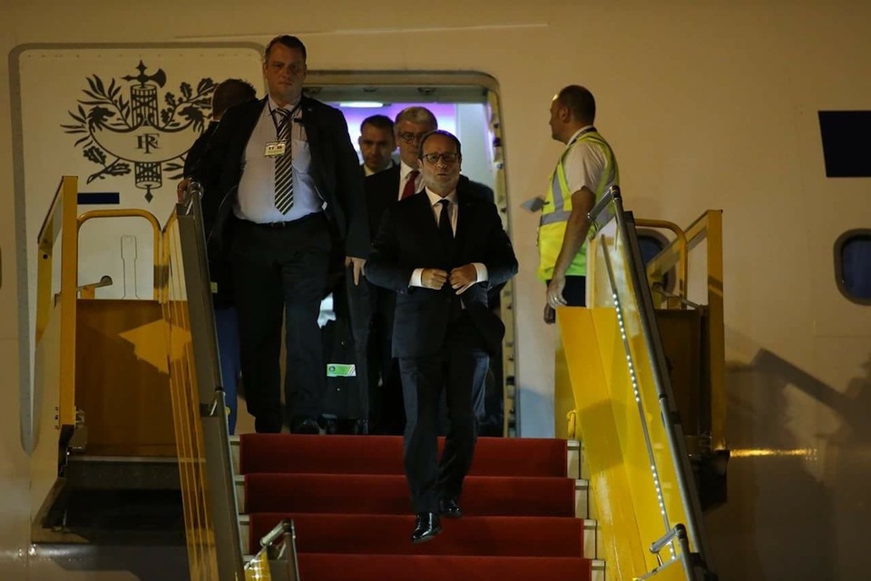 Chuyên cơ chở Tổng thống Pháp vừa đáp xuống sân bay Tân Sơn Nhất