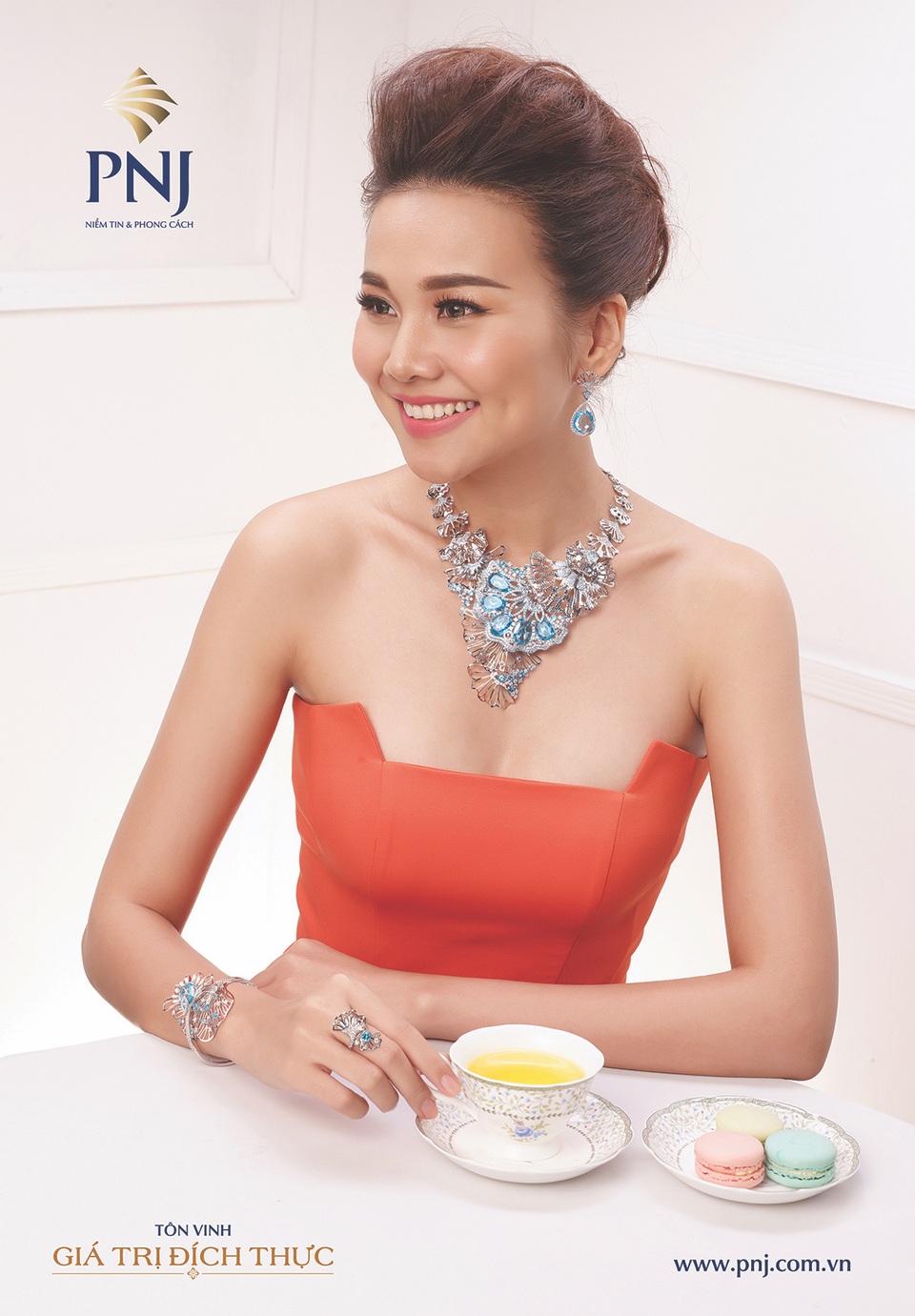 “Soi” gu thời trang đẳng cấp của "Host" Thanh Hằng - 3 Gương mặt Thanh Hằng sáng rạng rỡ, thanh tú cùng điểm nhấn là bộ trang sức Topaz của PNJ