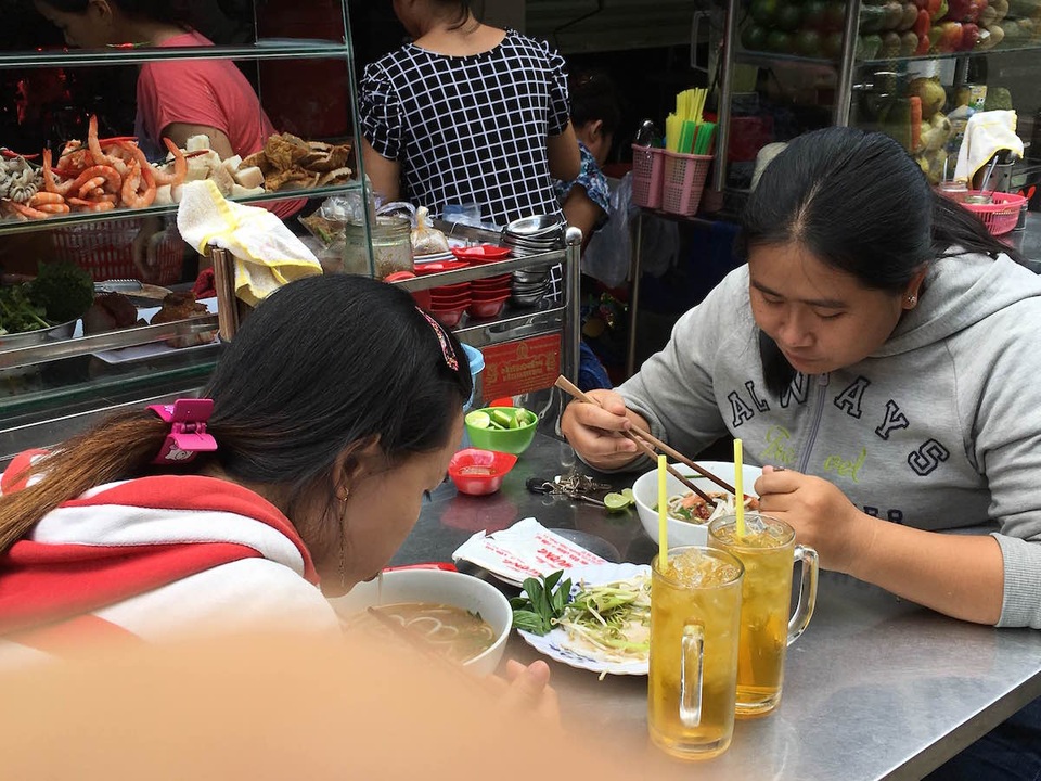 Người dân vẫn vô tư ăn rau muống bào