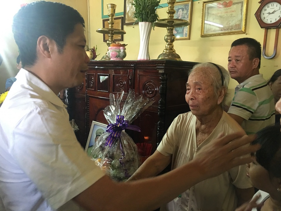 Mẹ của cán bộ Quản lý thị trường khóc nức nở khi nói chuyện về con trai của mình với Bộ trưởng Bộ Công thương