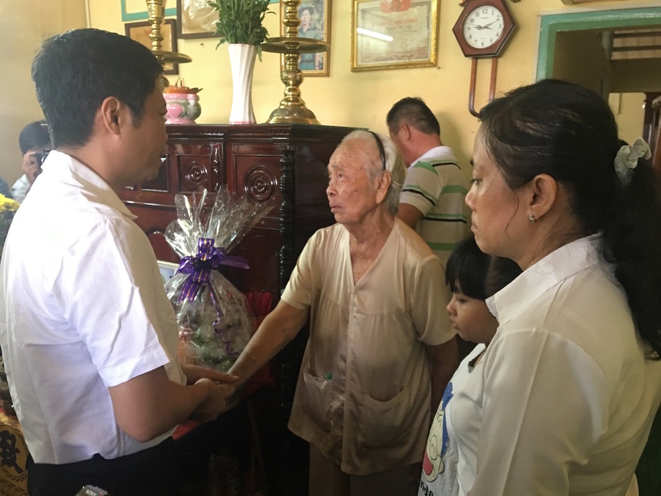 Mẹ anh Nguyễn Kim Danh khóc nức nở khi kể chuyện đứa con trai với Bộ trưởng