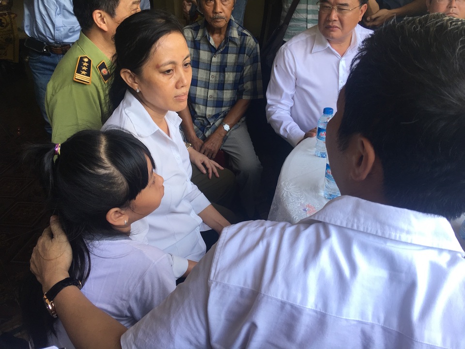 Trong buổi thăm hỏi, Bộ trưởng luôn động viên vợ con anh Nguyễn Kim Danh vượt qua nỗi đau con mất cha, vợ mất chồng