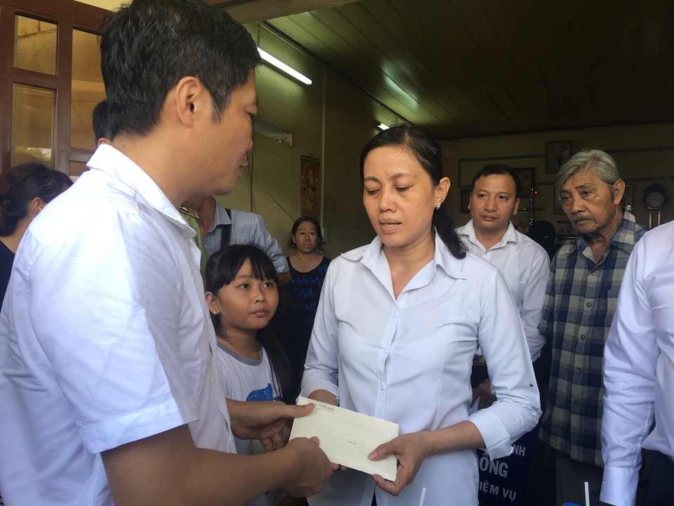 Bộ trường Trần Tuấn Anh trao 50 triệu đồng hỗ trợ gia đình anh Nguyễn Kim Danh