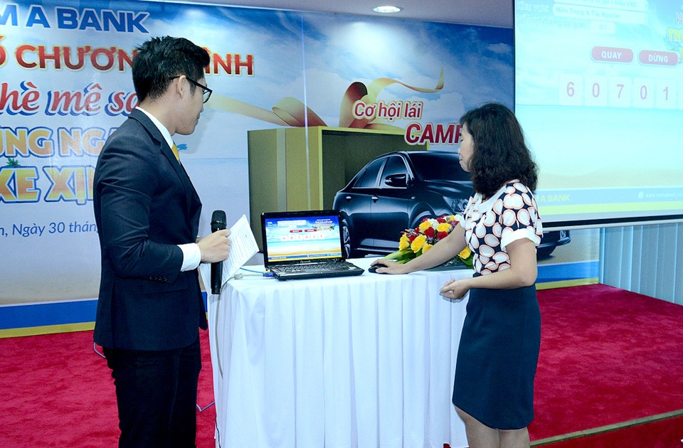 Đại diện Cục Xúc tiến và Khách hàng trực tiếp kiểm tra hệ thống quay số nhằm đảm bảo tính khách quan cho Chương trình