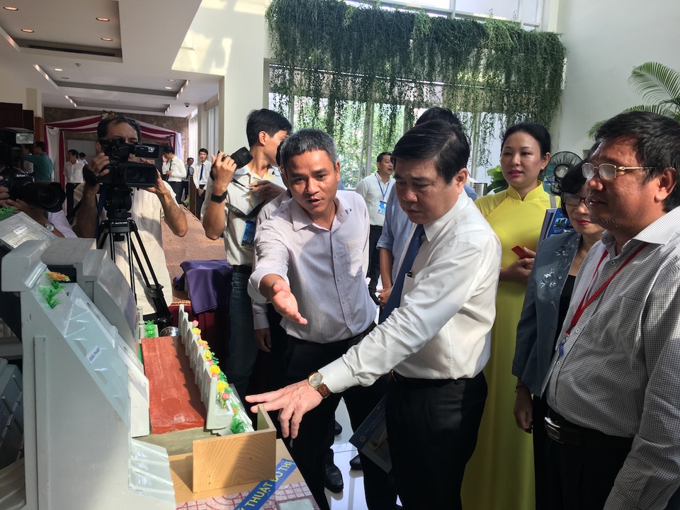 Các chuyên gia về chỉnh trang, phát triển đô thị giới thiệu mô hình với Chủ tịch UBND TPHCM