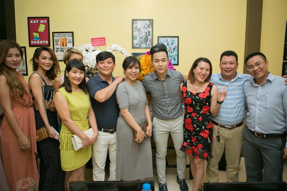 Ca sĩ Quách Tuấn Du cùng các doanh nhân trong đêm giao lưu