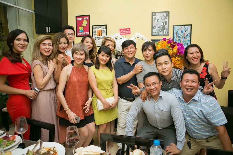 Các doanh nhân và nghệ sĩ chụp hình lưu niệm, thắt chặt tình thâm sau buổi giao lưu.