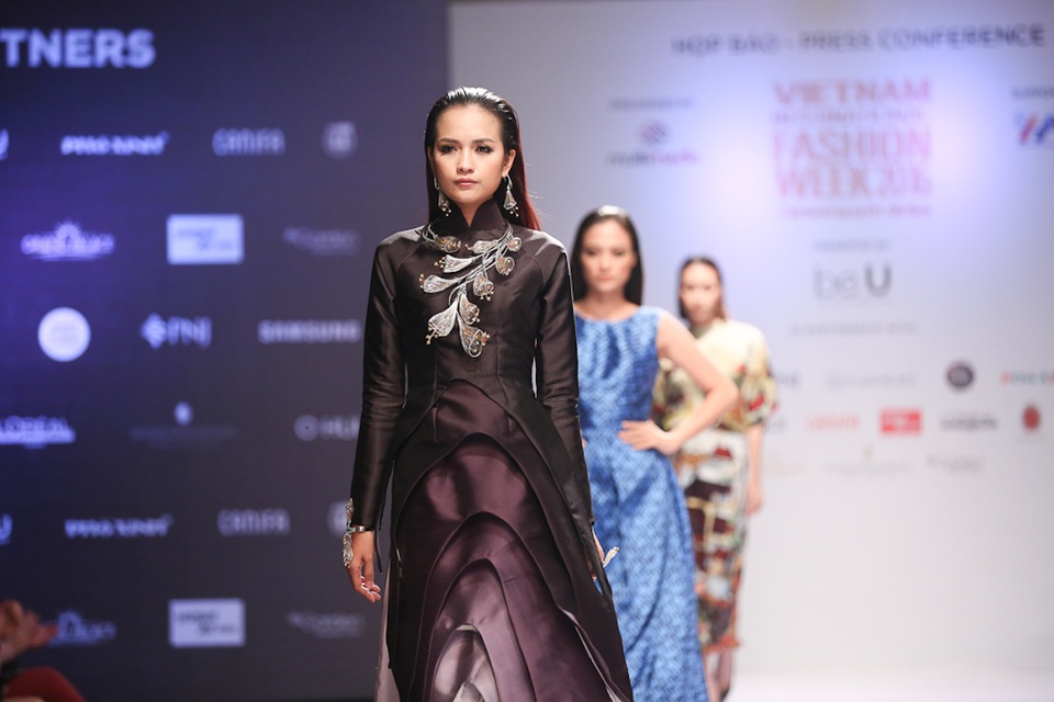 Sau "Áo dài Phượng Hoàng", PNJ mang gì đến VIFW thu đông 2016? - 1 Quán quân VNTM 2016 Ngọc Châu là gương mặt mở màn cho VIFW Thu Đông 2016 với trang phục và trang sức của thương hiệu trang sức và kim cương PNJ