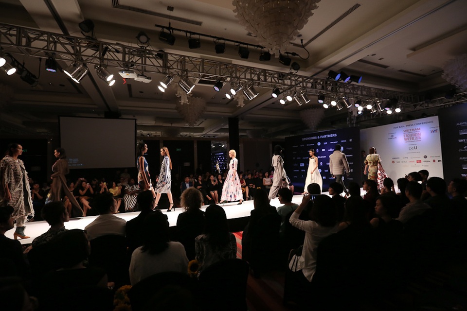 Sau "Áo dài Phượng Hoàng", PNJ mang gì đến VIFW thu đông 2016? - 6 Sau "Áo dài Phượng Hoàng", PNJ mang gì đến VIFW thu đông 2016? - 6