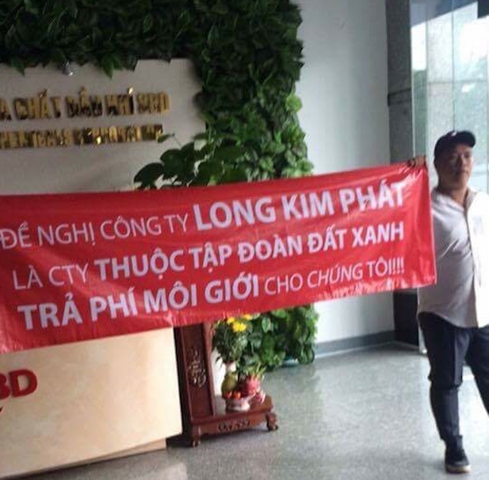 Đối tác căng băng rôn: “Đề nghị Công ty Long Kim Phát là công ty thuộc tập đoàn Đất Xanh trả phí môi giới cho chúng tôi”.