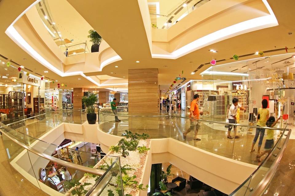 Người giàu ở Việt Nam đang tăng lên đáng kể - 3 Mua sắm tại các siêu thị, trung tâm thương mại ngày một nhiều hơn.