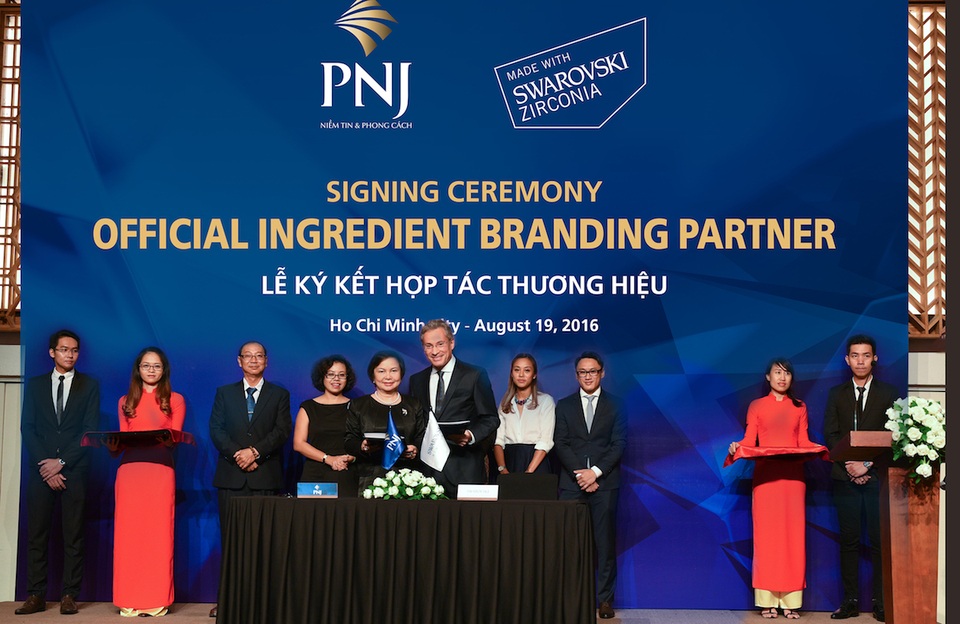 Mới 9 tháng, PNJ đã hoàn thành 96% kế hoạch lợi nhuận năm - 2 PNJ ký kết hợp tác thương hiệu với tập đoàn Swarovski (Áo)