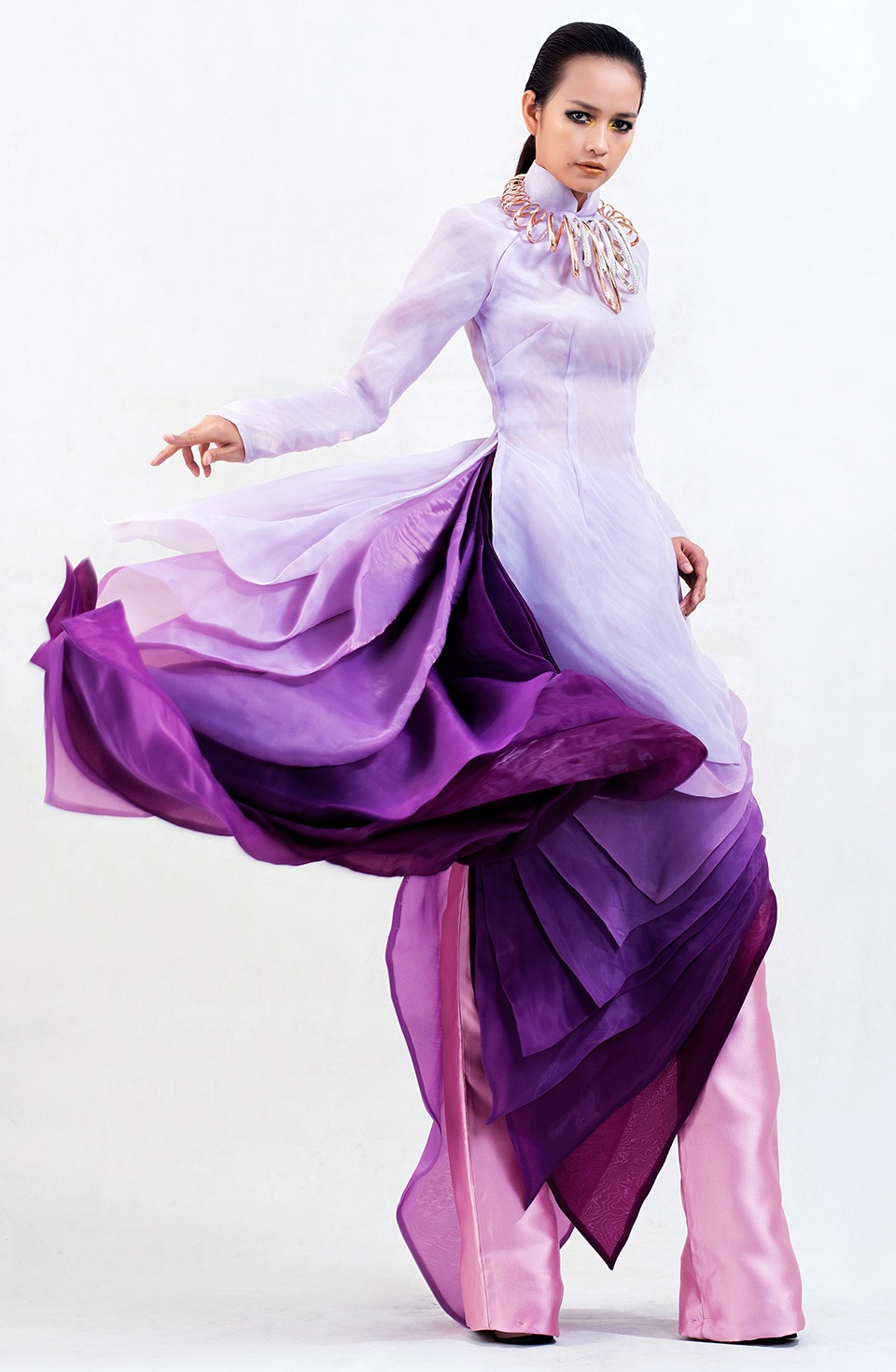 Hé lộ bộ sưu tập "hút mắt" tại VIFW Thu đông 2016 - 6 Là thương hiệu tiên phong đưa những bản sắc văn hóa dân tộc vào thiết kế trang sức, PNJ và “Tôi yêu Việt Nam” chắc chắn sẽ làm bừng sáng sân khấu VIFW 2016 với những vẻ đẹp muôn màu cùng niềm kiêu hãnh ngời sáng khi khoác lên mình cả một câu chuyện thi vị về bản sắc văn hóa cùng những giá trị đích thực mà PNJ mãi tôn vinh.