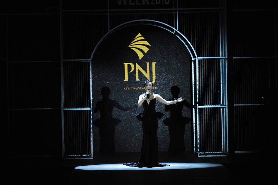 Tóc Tiên mở màn với ca khúc “Hello Vietnam” cùng phần catwalk ấn tượng