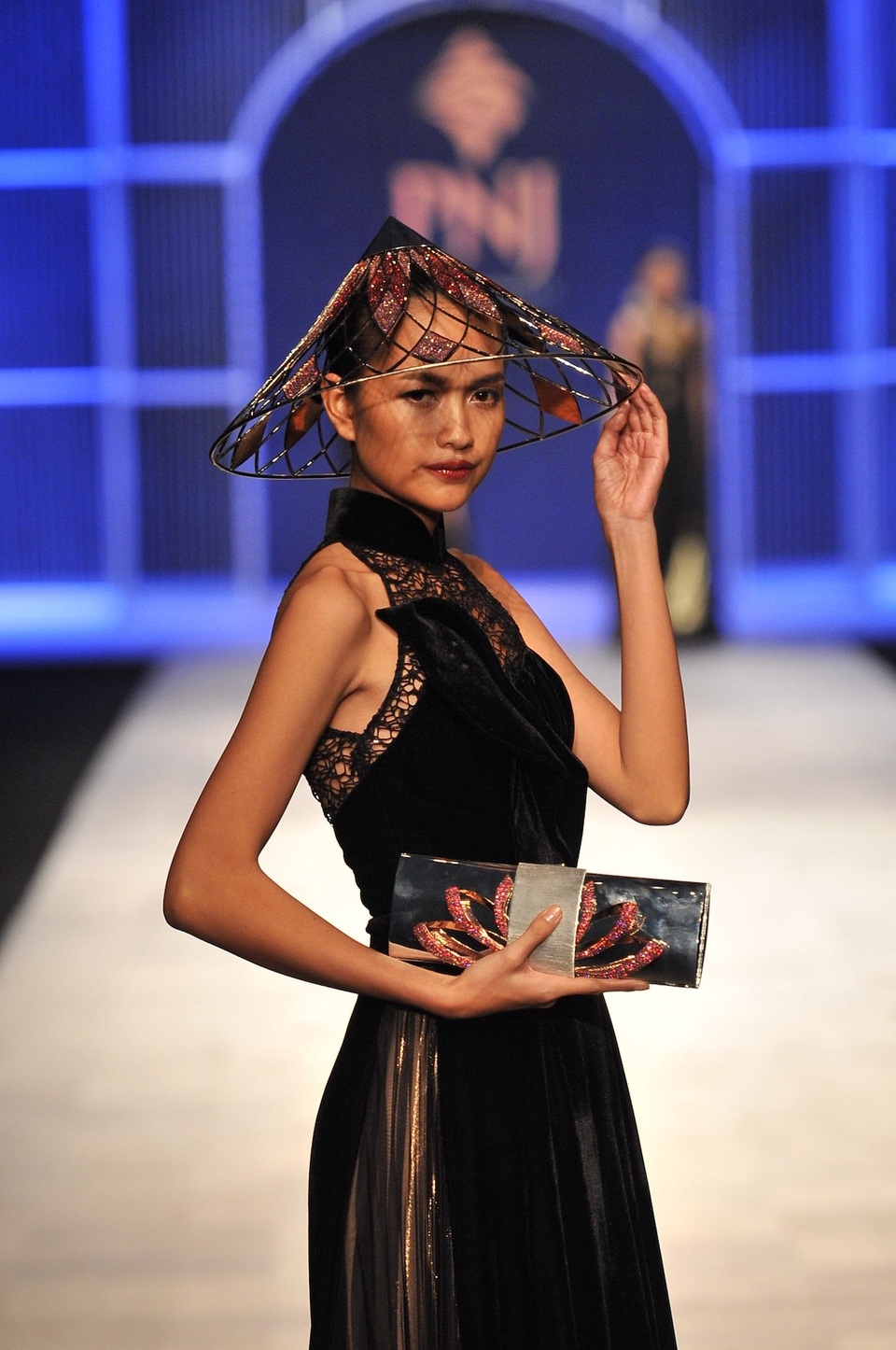 Với chiếc nón lá và chiếc ví vàng cách điệu cùng hình tượng hoa sen, Ngọc Châu – Quán quân Vietnam’s Next Top Model 2016, đã thể hiện trọn vẹn phong thái của người con gái Việt.
