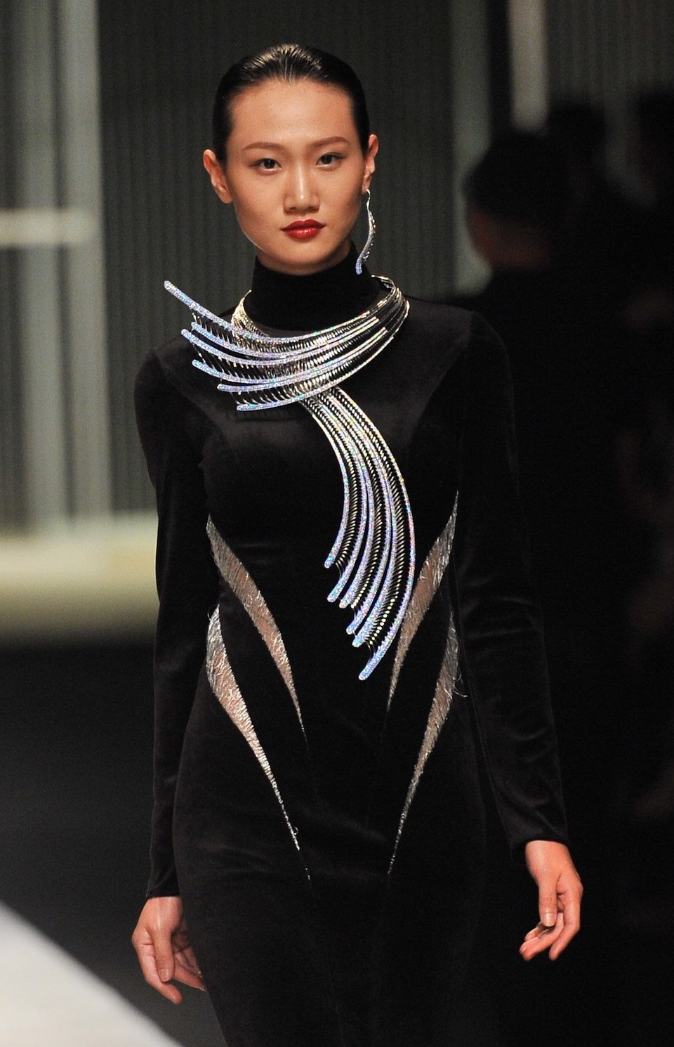 ​Một trong những điểm nhấn ấn tượng của BST Tôi Yêu Việt Nam chính là cách “biến hóa” nhiều chuyển động nơi thành thị vào trong thiết kế và chế tác trang sức. Những ý tưởng đến từ nhiều góc cạnh tưởng chừng như vô định lại sống động đi vào từng thiết kế thể hiện đẳng cấp của PNJ