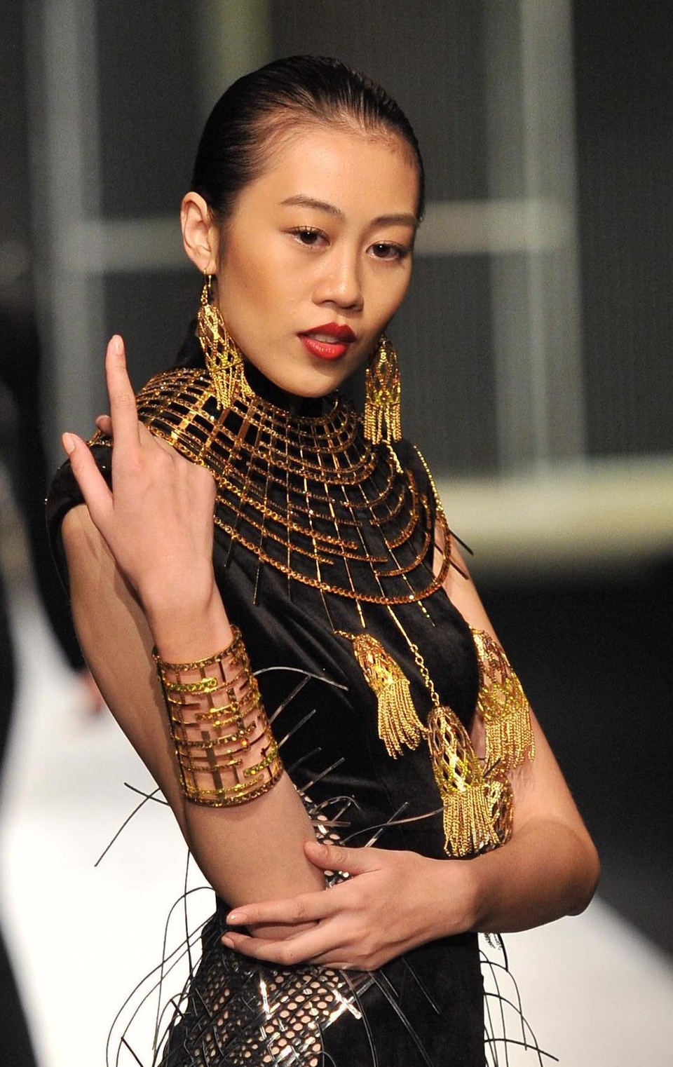 Tại sàn diễn đỉnh cao VIFW Thu Đông 2016, khán giả như sống trong không gian làng nghề đậm đà bản sắc được trình diễn đan xen đầy nghệ thuật giữa trang sức và phục trang, tô bật nên nét quyến rũ của người phụ nữ Việt