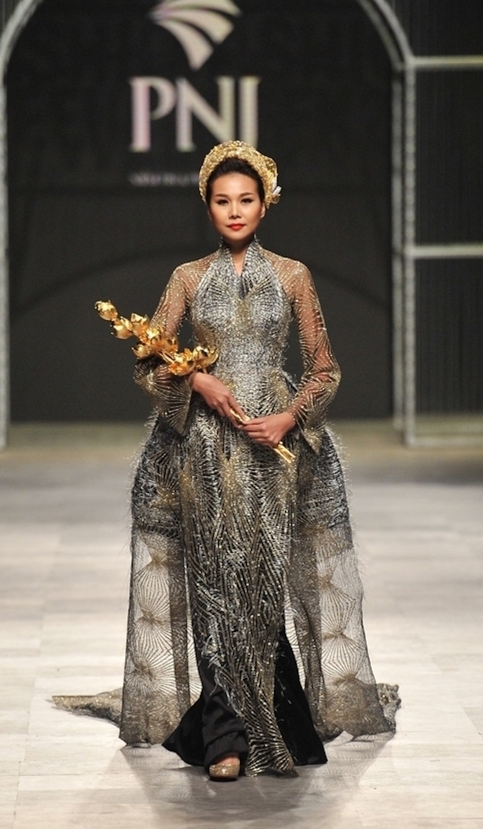 Mang linh hồn của cả BST Tôi Yêu Việt Nam, Thanh Hằng một lần nữa xuất thần trong vai trò Vedette của mình tại VIFW. Đầu đội vấn tóc vàng truyền thống, tay ôm bó sen vàng bước đi đầy kiêu hãnh trong tà áo dài với thiết kế ấn tượng, siêu mẫu đã làm bừng sáng cả sân khấu và kết màn “ngoạn mục” tại đêm khai mạc VIFW Thu Đông 2016