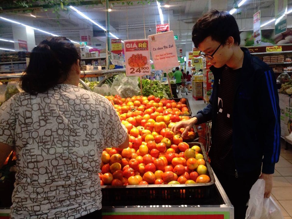 Cà chua "cháy" hàng, nhiều người vào siêu thị gom ra chợ bán hưởng chênh lệch - 2 Ảnh chụp vào chiều 17/11 tại siêu thị BigC Bình Dương, mỗi khách hàng chỉ được mua 1kg cà chua