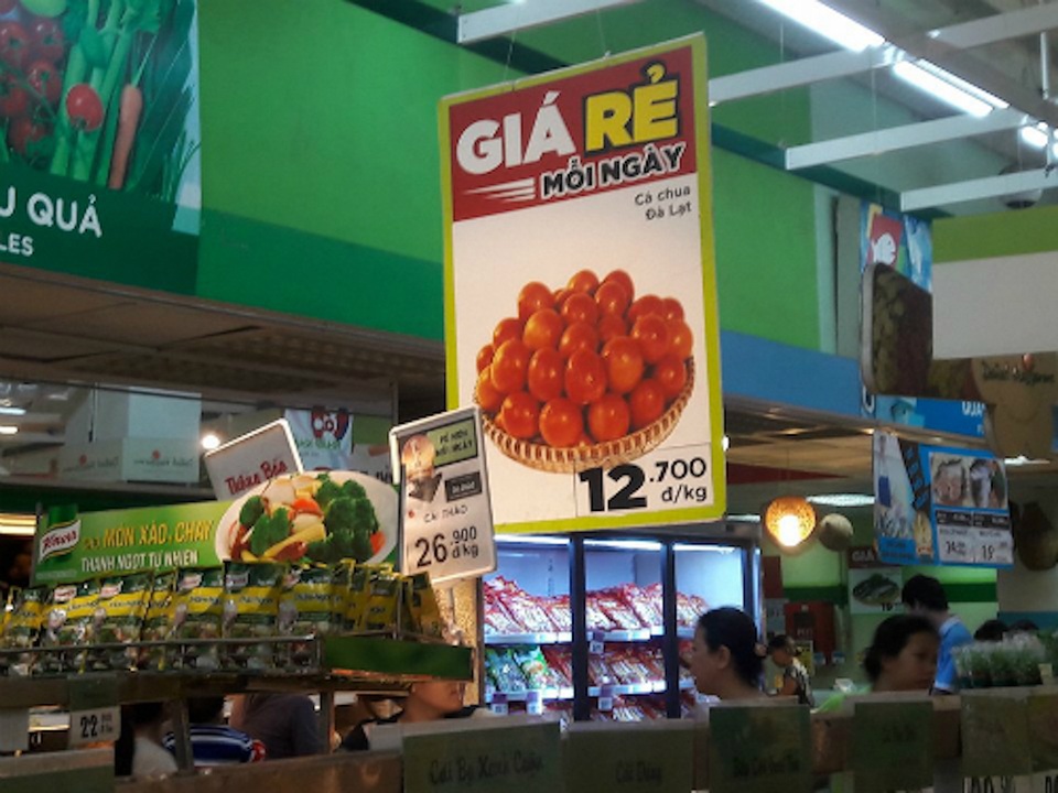 Cà chua "cháy" hàng, nhiều người vào siêu thị gom ra chợ bán hưởng chênh lệch - 1 Cà chua đang là mặt hàng sốt nhất dù giá cao ngất ngưỡng