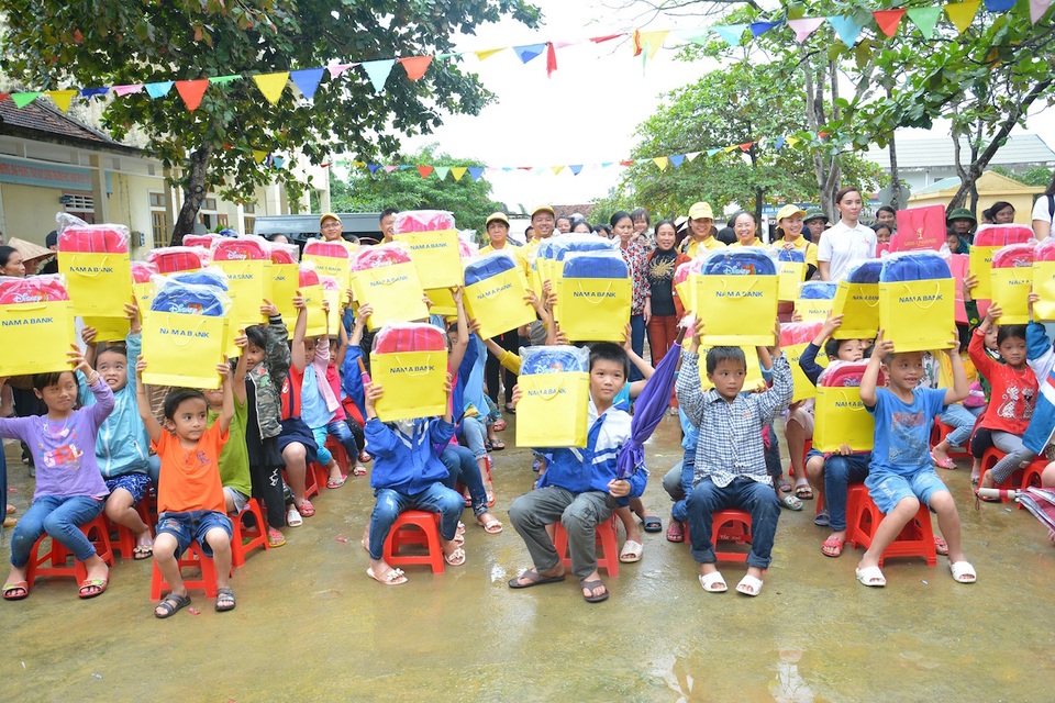 ​Các em học sinh trường tiểu học Hương Thủy hân hoan với những món quà ý nghĩa từ Nam A Bank