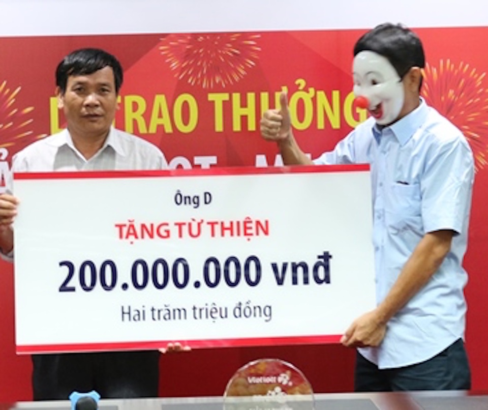 Ông D. luôn đưa ngón tay cái thể hiện niềm vui khi trao tiền từ thiện