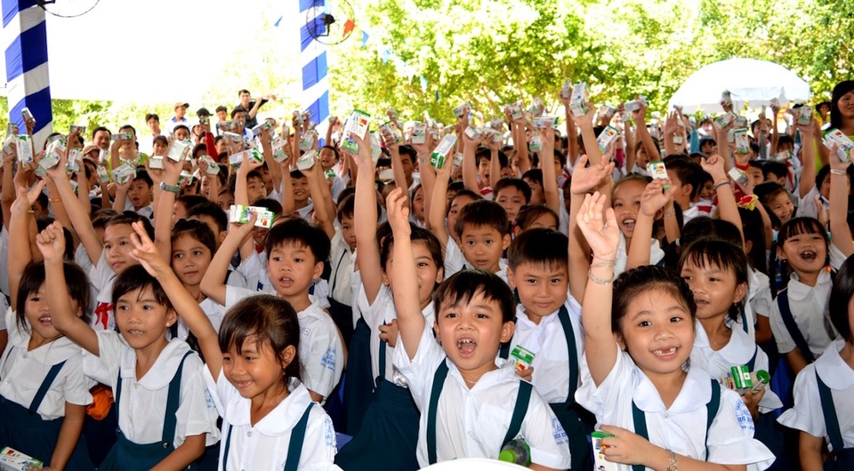 Quỹ sữa Vươn cao Việt Nam tiếp tục hành trình trao tặng gần 130.000 ly sữa cho trẻ em Vĩnh Long - 3 Niềm vui uống sữa của các em học sinh Vĩnh Long